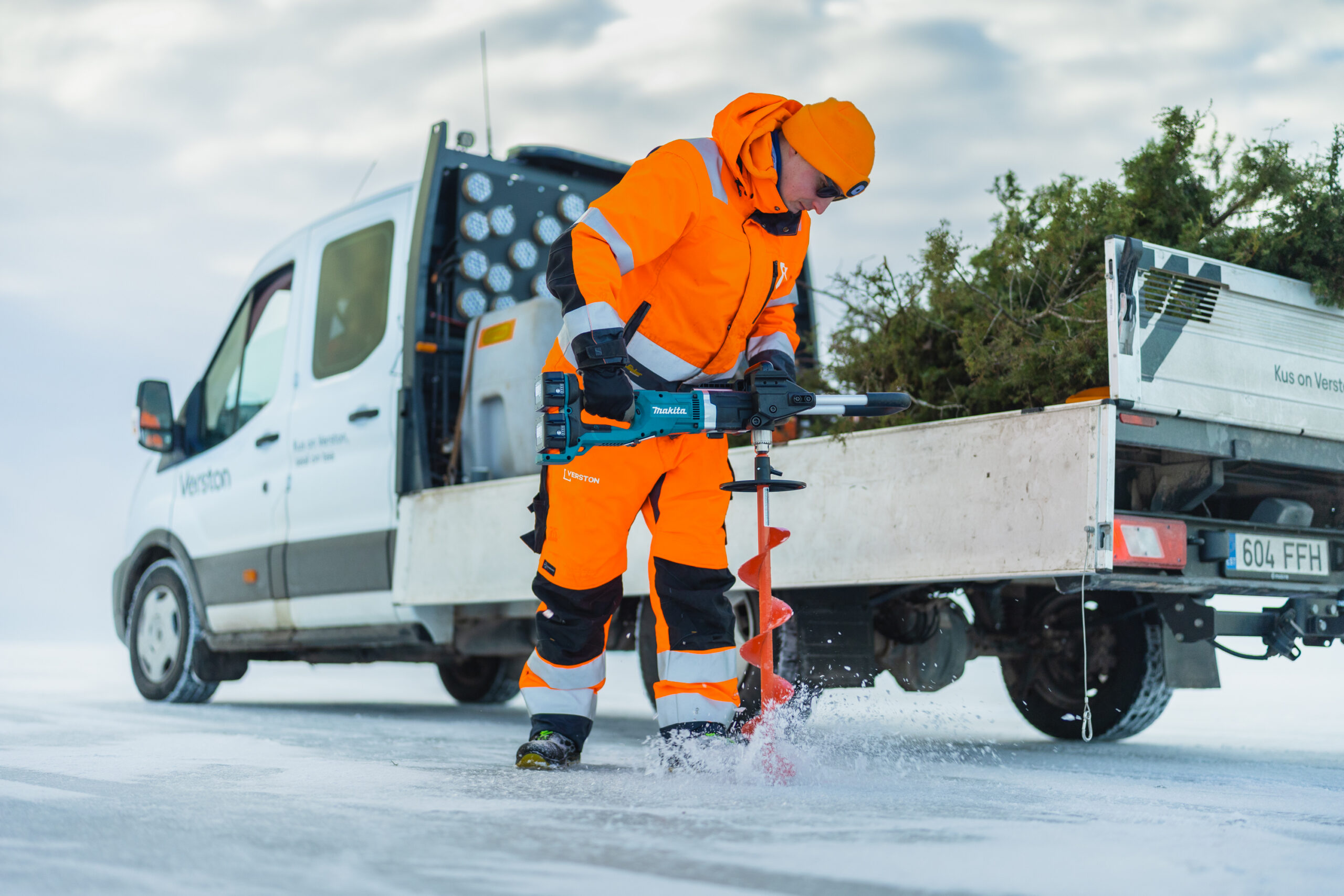 Mees puurib jääteel auku